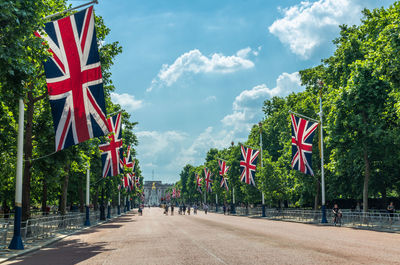 Tourists on the mall heading towards buckingham palace in the city of westminster, london