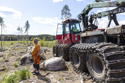 Man standing next to forest machine