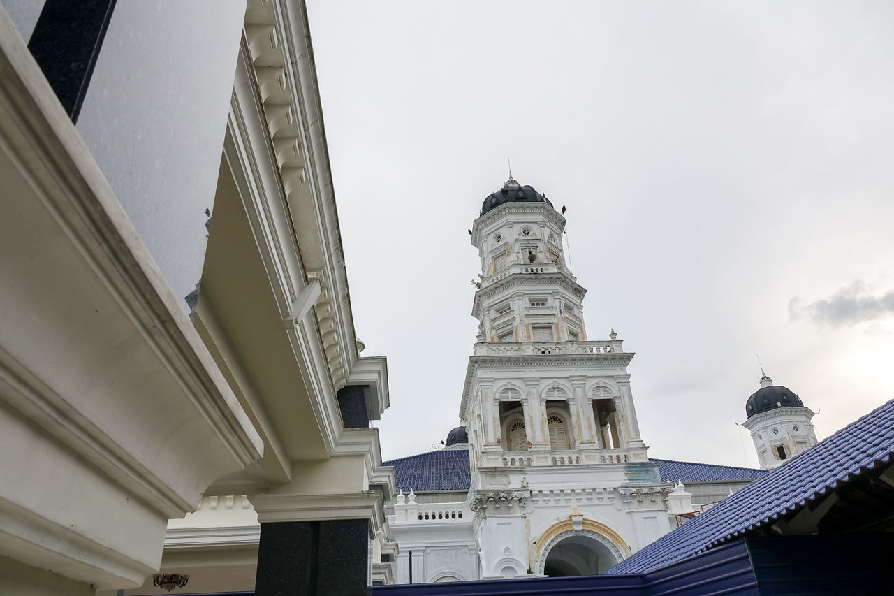 LOW ANGLE VIEW OF CATHEDRAL IN CITY AGAINST SKY