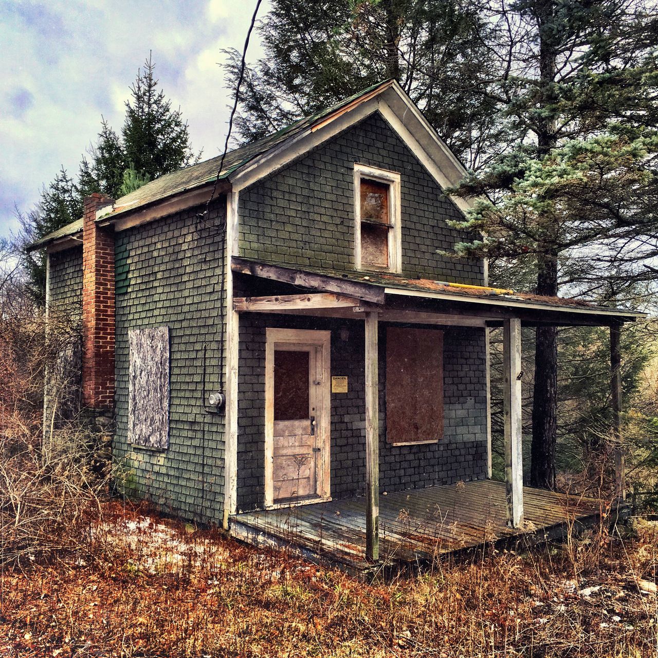 building exterior, architecture, built structure, house, tree, window, residential structure, sky, old, abandoned, residential building, door, bare tree, day, outdoors, no people, plant, obsolete, ivy, weathered