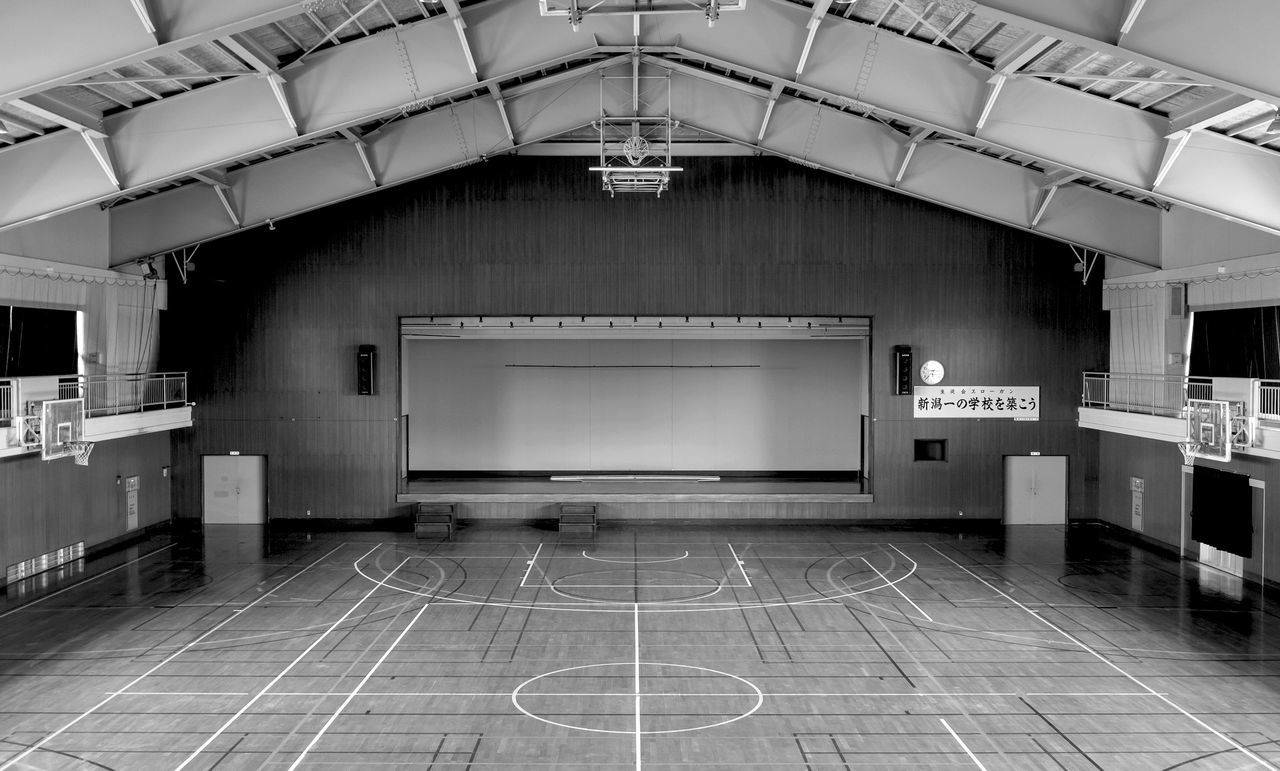 architecture, built structure, the way forward, building exterior, empty, indoors, transportation, building, diminishing perspective, text, railroad station, communication, no people, day, ceiling, city, absence, western script, tiled floor, illuminated