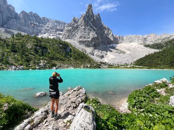 Woman taking photos of the lago di sorapis