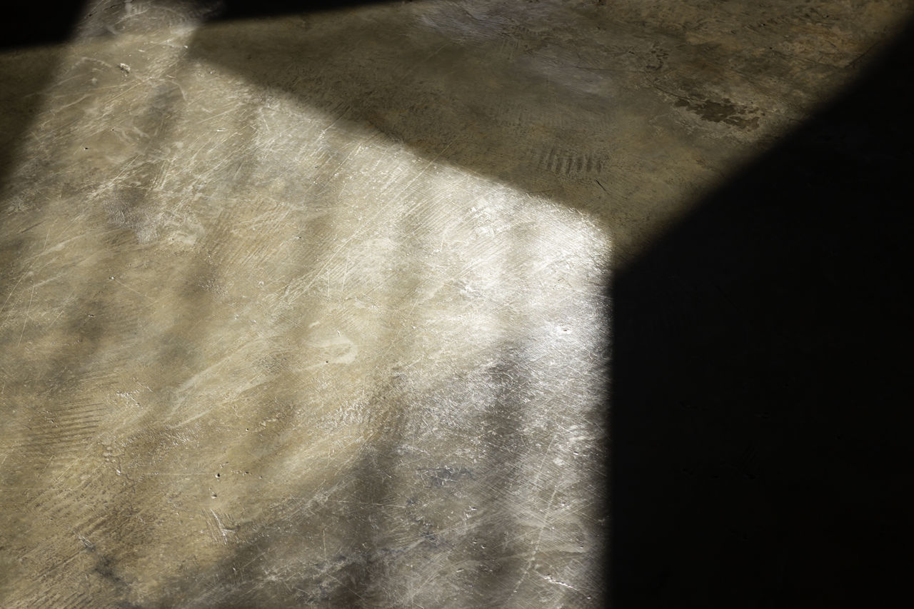 HIGH ANGLE VIEW OF SUNLIGHT FALLING ON WALL