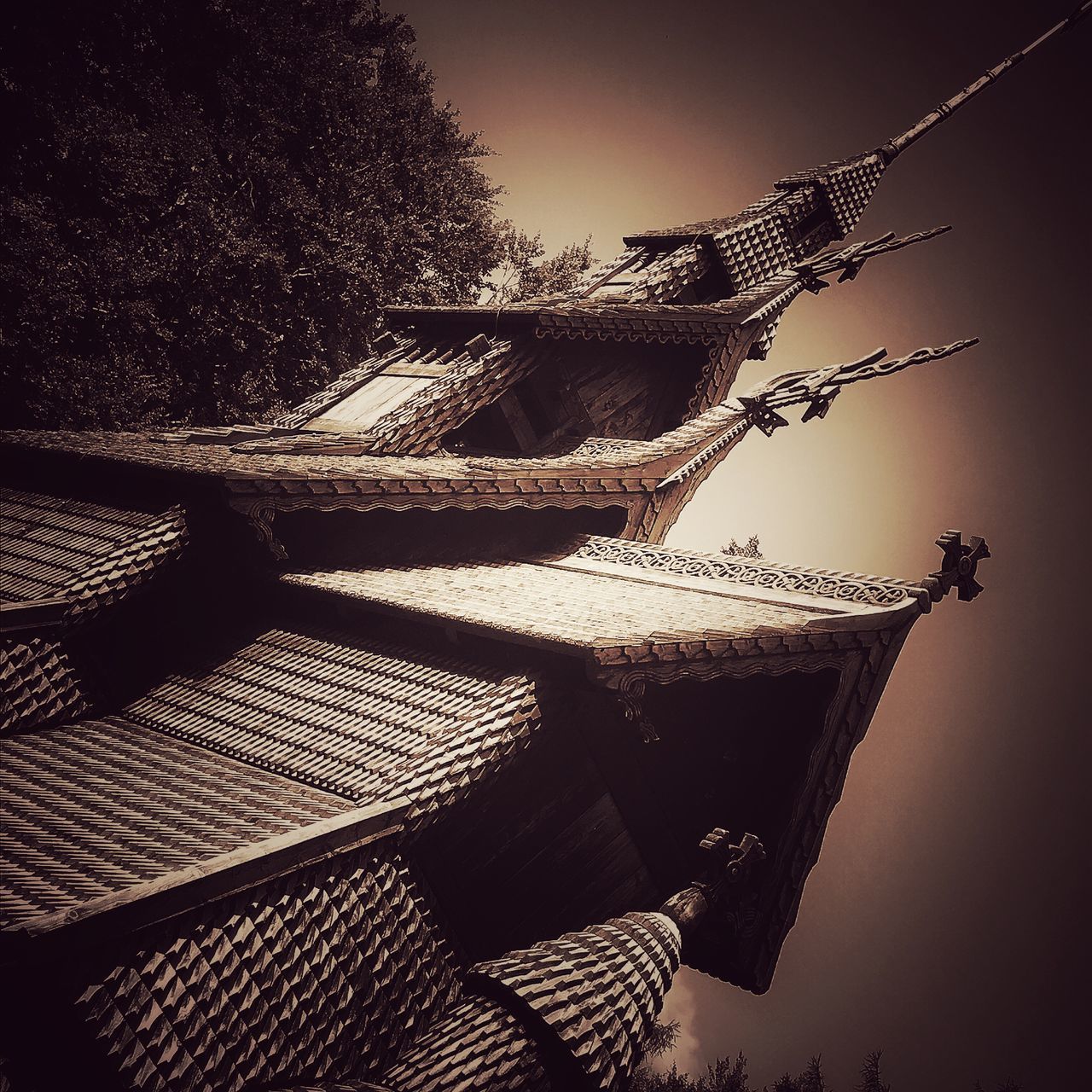 LOW ANGLE VIEW OF ROOF AGAINST BUILDING