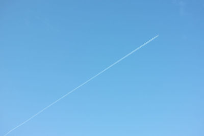 Vapor trail against clear blue sky