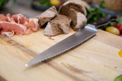 Close-up of chopped bread on cutting board