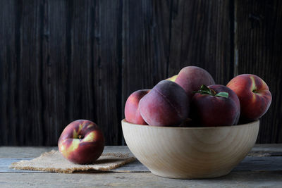 Close-up of apples in bowl on table