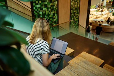 Woman usinf laptop in cafe. freelancer in coworking