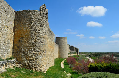 Ruins of castle against cloudy sky