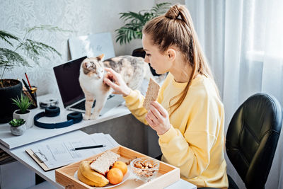 Eat healthy while working from home. healthy lunches work from home. woman freelancer eating