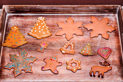 Close-up of gingerbread cookies in tray