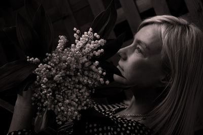 Close-up of young woman with flowers