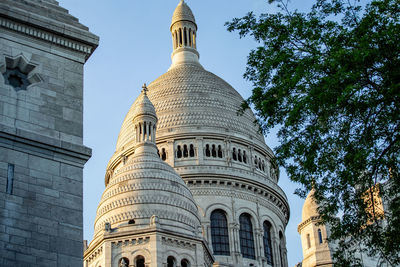 Cupolas of church on monmarte during golden hour in paris. 