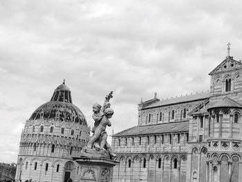 Statue of historical building against cloudy sky