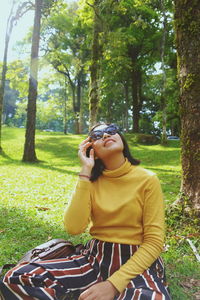 Full length of woman sitting on field