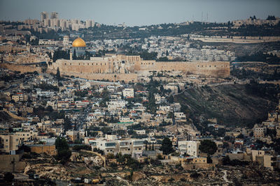 Sunset casts a warm glow on the ancient jerusalem wall, revealing its timeless beauty 