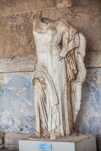 Statue of angel against wall