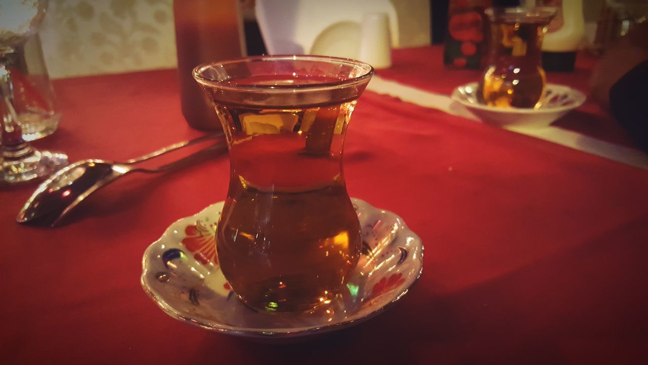 CLOSE-UP OF WINE GLASS ON TABLE