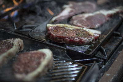 Preparetion of red meat on the grill