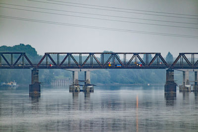 Old steel train bridge casalmaggiore, lombardia, italia