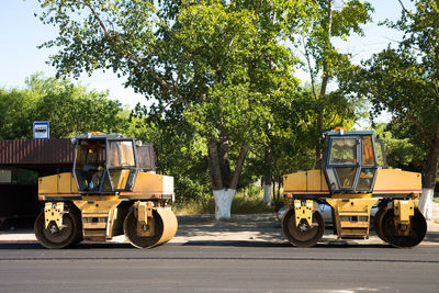 An asphalt paver is a skating rink for repairing roads on the streets of the city, standing