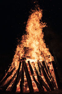 Bonfire on wooden log at night