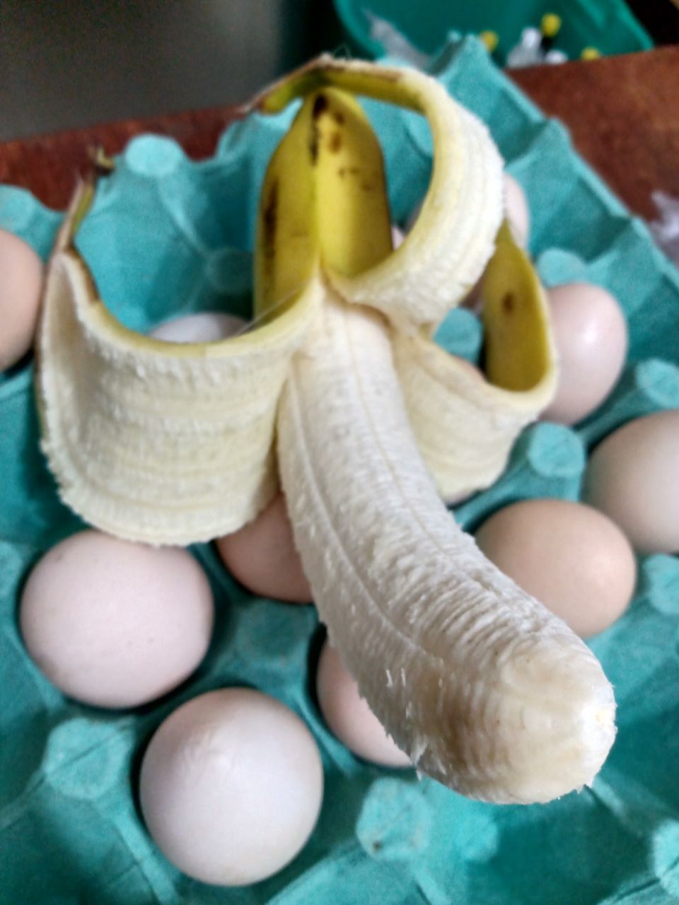 CLOSE-UP OF FRUITS IN BLUE BOWL