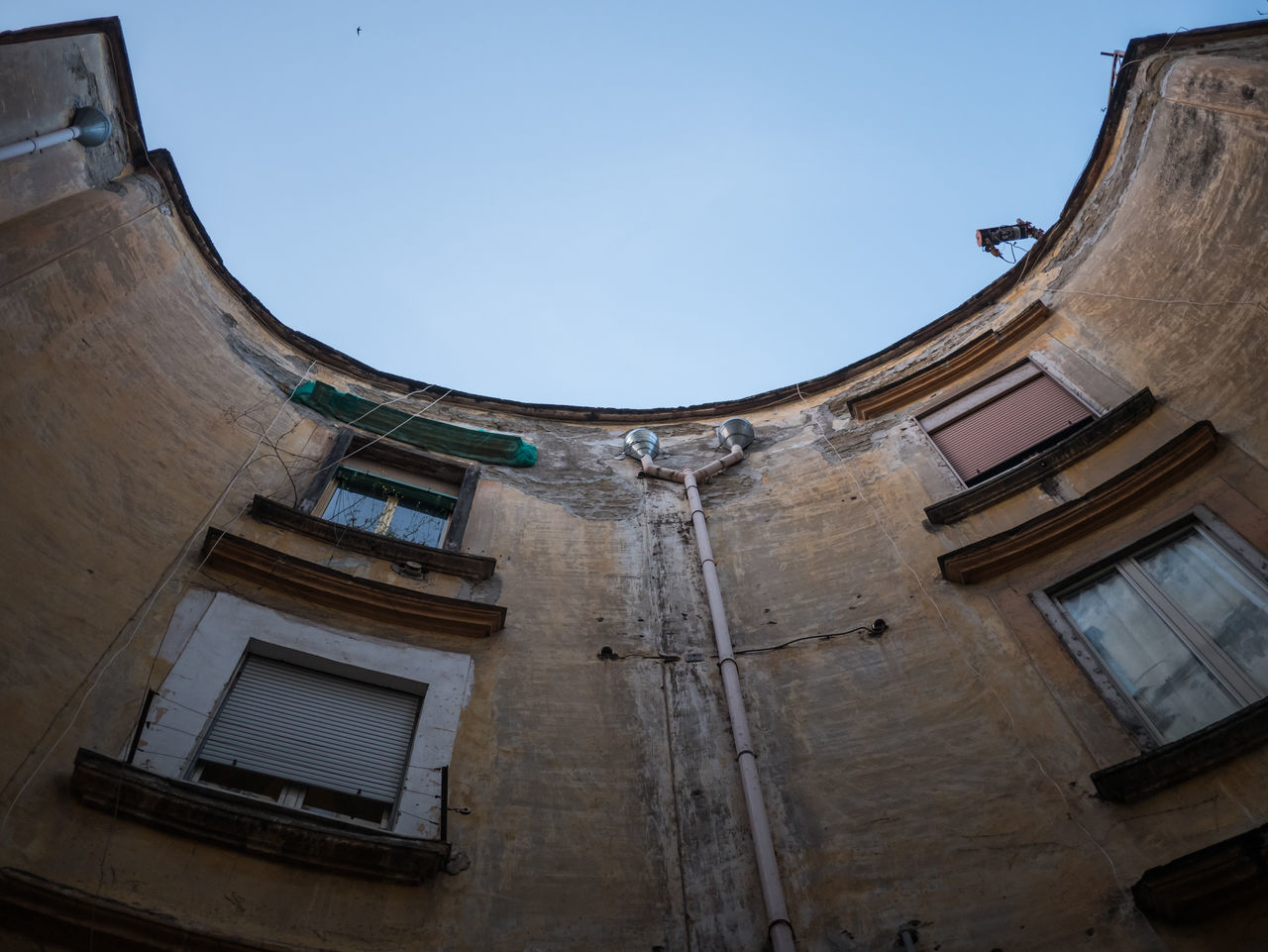 LOW ANGLE VIEW OF BUILDING AGAINST SKY