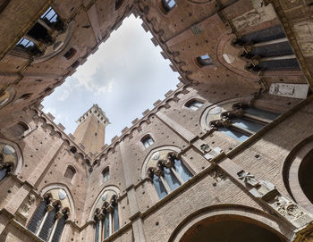 Torre del mangia seen from the internal courtyard.