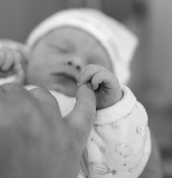 Close-up of hands holding leaf