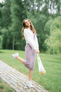 Healthy food. reusable eco-friendly fruit shopping bag. a woman holding a string shopping bag 