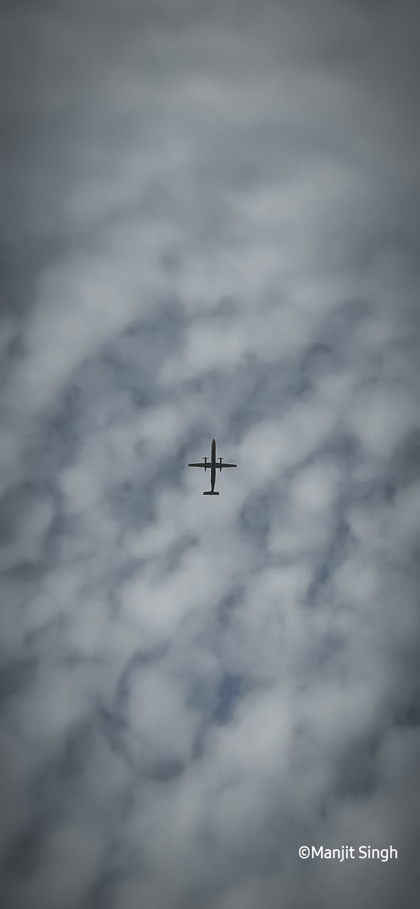 LOW ANGLE VIEW OF AIRPLANE FLYING AGAINST SKY