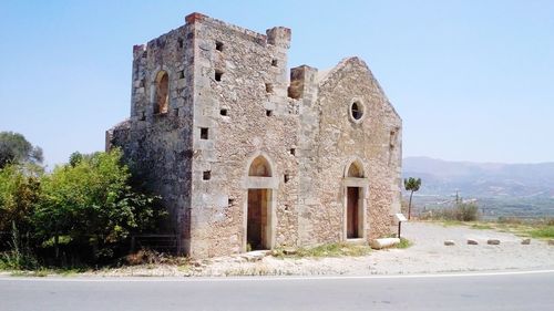 Old ruin building against sky