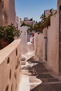 Small alley with tradional greek houses - emporio village, santorini island, greece