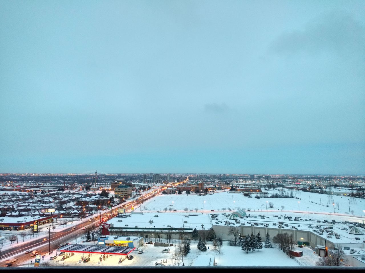 high angle view, built structure, architecture, building exterior, city, cityscape, crowded, sky, large group of people, blue, aerial view, city life, residential district, outdoors, sea, water, copy space, day, residential structure, elevated view