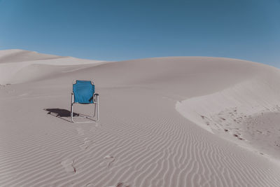 Chaise seul sur le sable sahara