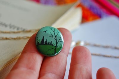 Close-up of hand holding leaf