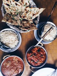 Naans served with meat gravies and rice