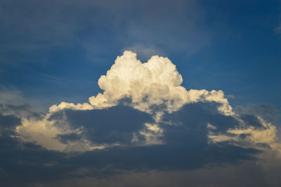 Sky and cloud in the evening.