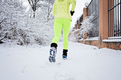 Gear up for cold weather running, how to dress for winter running. running woman in sportswear