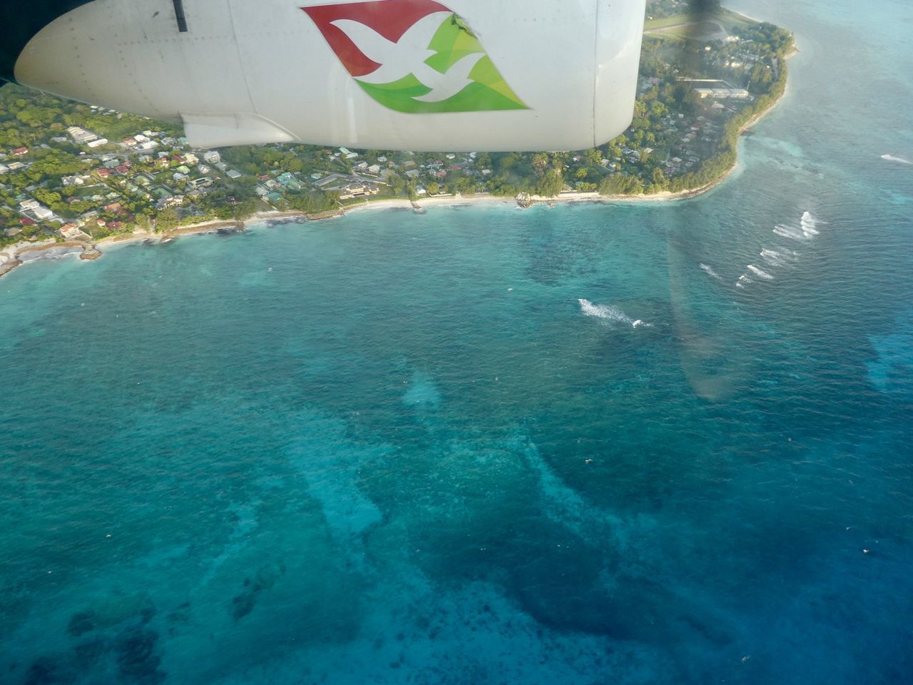 HIGH ANGLE VIEW OF BOAT ON SEA SHORE