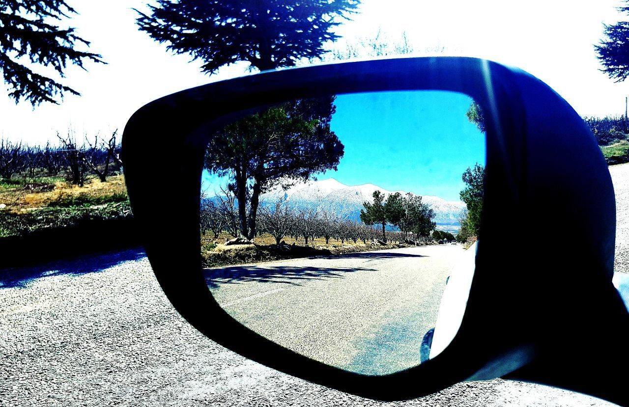 CLOSE-UP OF SIDE-VIEW MIRROR