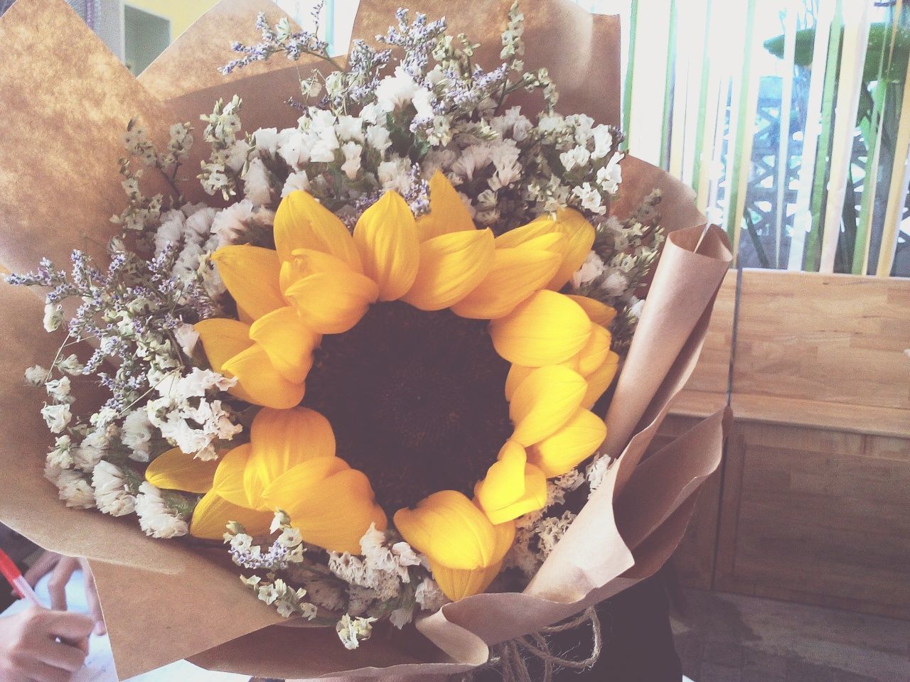 CLOSE-UP OF BOUQUET OF FLOWER