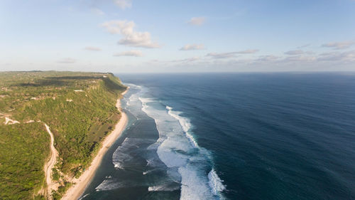 Large waves of turquoise water crushing on a beach melasti, bali,indonesia. travel concept.