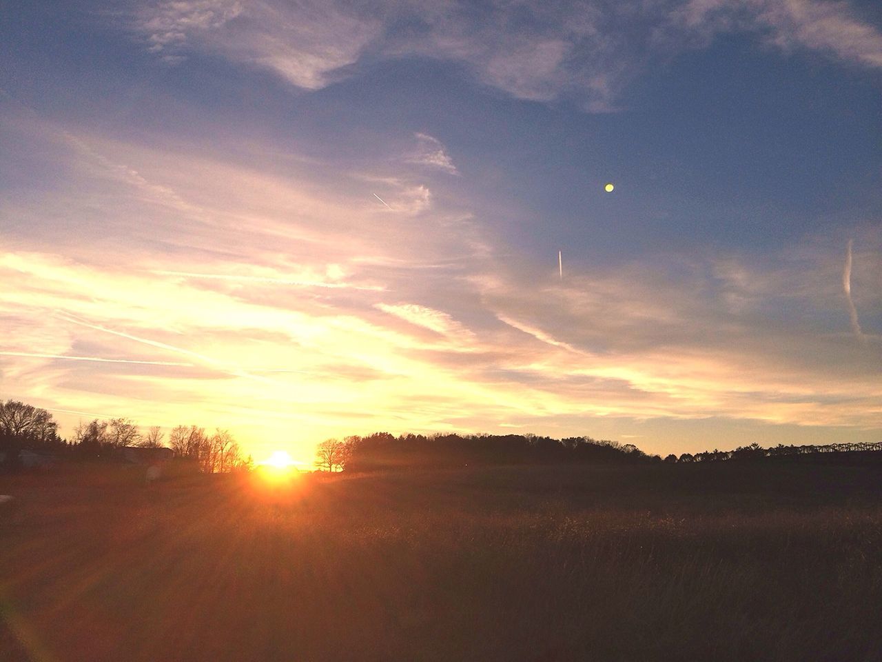 sunset, sun, sky, scenics, tranquility, tranquil scene, beauty in nature, orange color, silhouette, sunbeam, sunlight, nature, cloud - sky, idyllic, landscape, lens flare, tree, cloud, field, outdoors