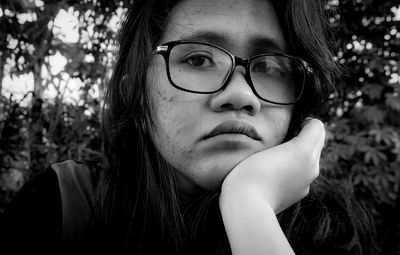 Close-up portrait of young woman wearing eyeglasses