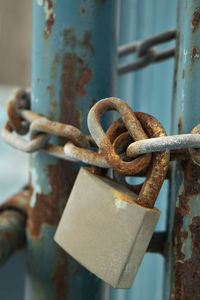 Close-up of rusty metal chain