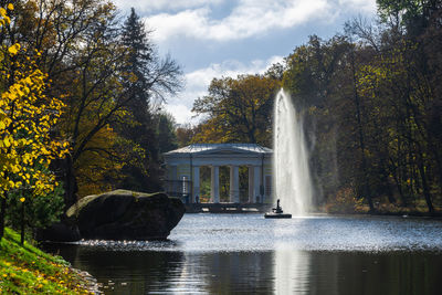 Snake fountain in the sofievsky arboretum or sofiyivsky park in uman, ukraine, on a sunny autumn day