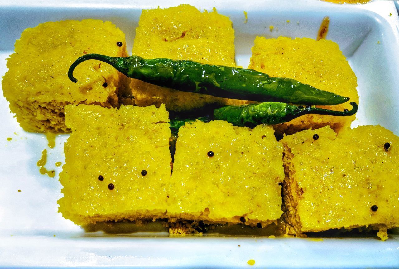 CLOSE-UP OF FRESH ORANGE SLICE IN PLATE WITH BREAD