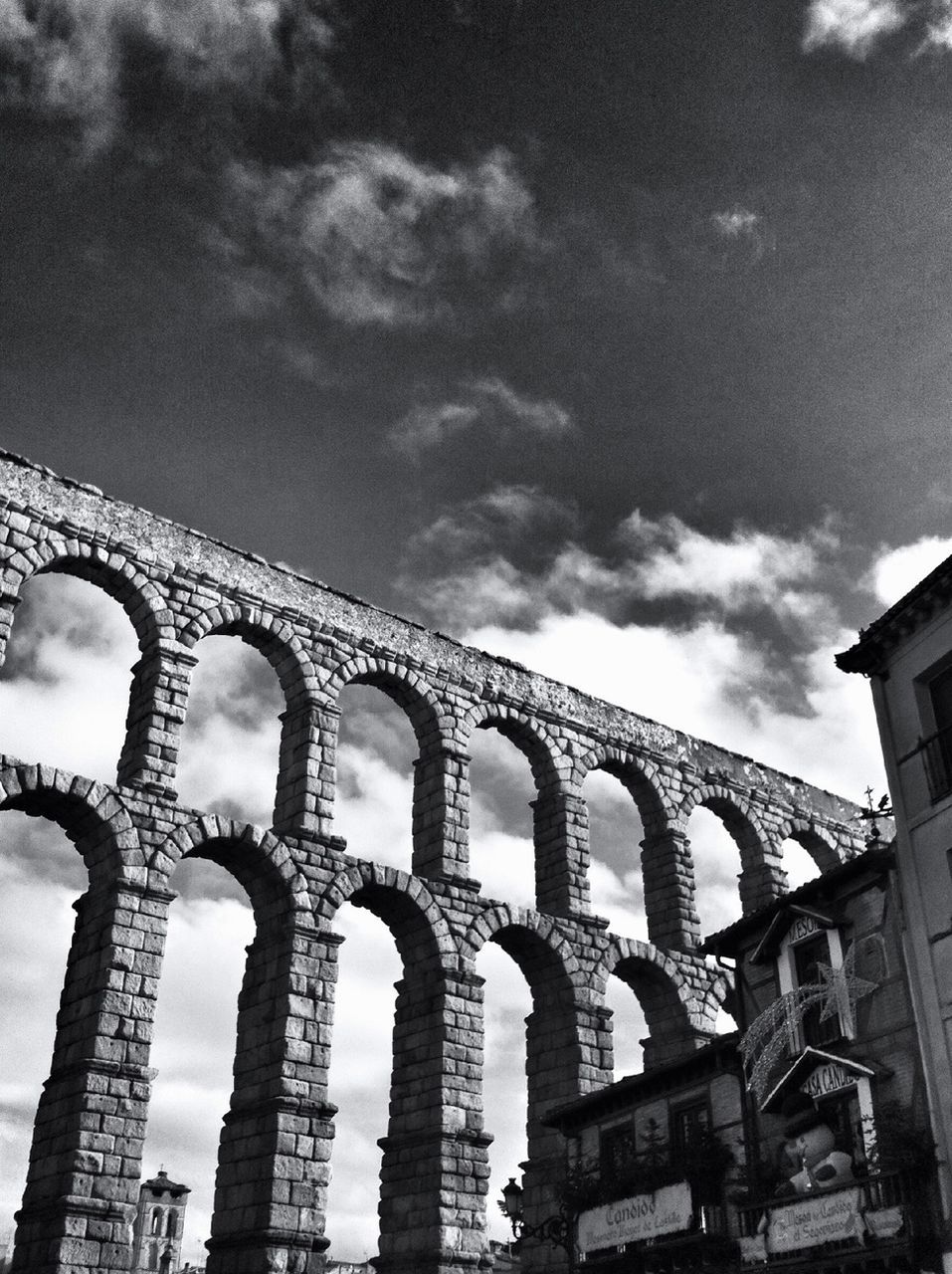 low angle view, architecture, built structure, sky, history, building exterior, cloud - sky, famous place, arch, old, architectural column, cloud, travel destinations, outdoors, day, the past, international landmark, no people, cloudy, ancient